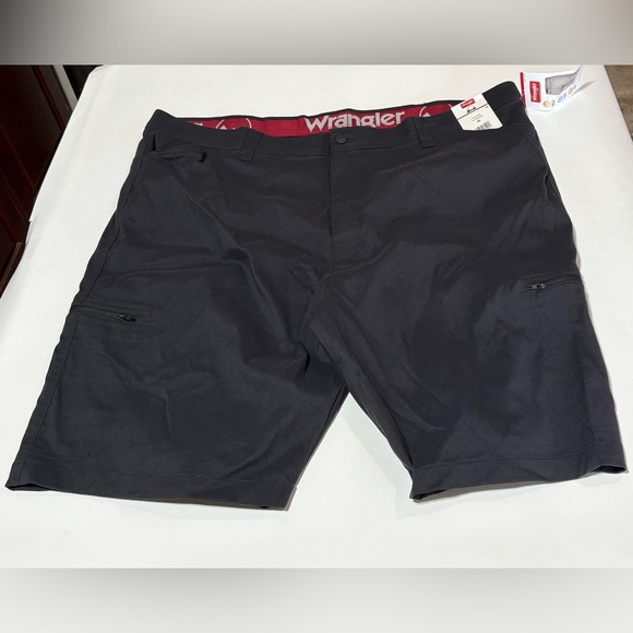 Wrangler Men's Black Shorts NWT size 46 - Picture 1 of 6